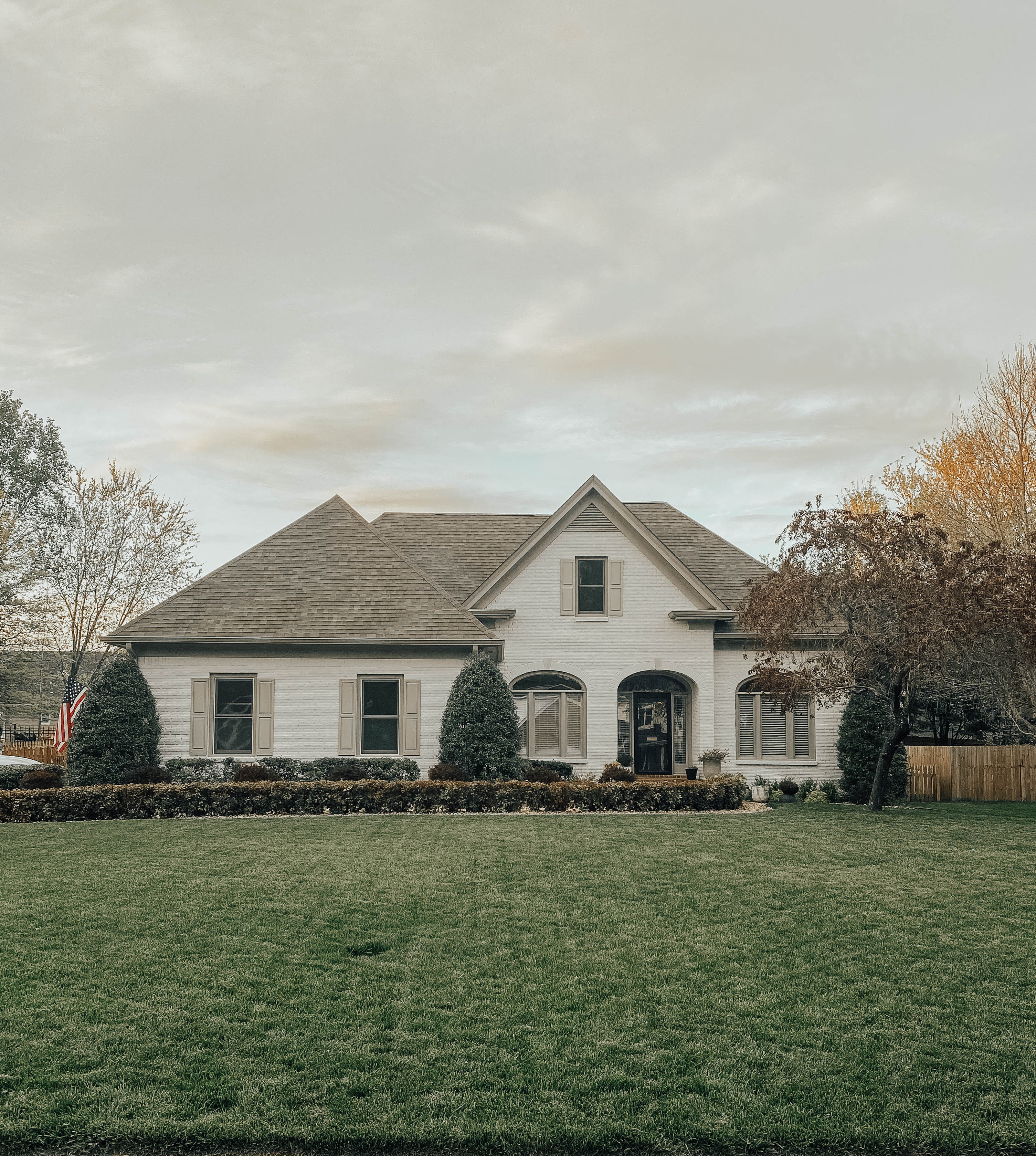 Welcome to Cabin Life in Tennessee - A Cabin Home Tour - House On ... - Tennessee Cabin Design Interior Styles